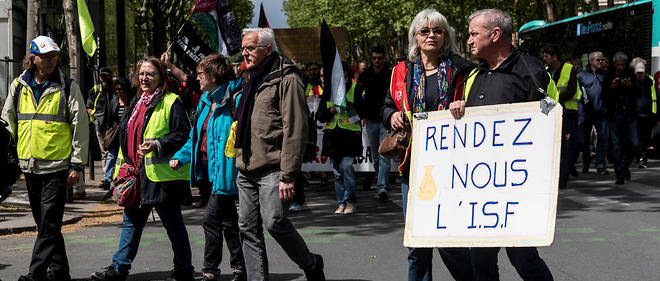 Des manifestants reclament le retablissement de l'ISF a Paris le 27 avril 2019.
