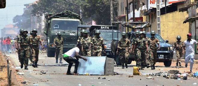 Le pouvoir guineen reconnait au moins 30 morts dans les violences pendant le referendum a Nzerekore. L'opposition regroupee au sein du FNDC estime qu'il y a eu au moins 66 morts. 
