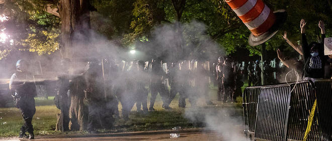 La police a du faire usage de gaz lacrymogenes devant la Maison-Blanche.
