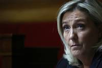 Le Pen critique ceux qui &quot;se r&eacute;jouissent&quot; des sc&egrave;nes de &quot;guerre civile&quot; aux Etats-Unis