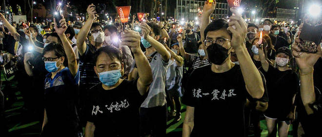Une manifestation de commemoration aux evenements de Tian'anmen en 1989 s'est tenue a Hongkong malgre l'interdiction.
