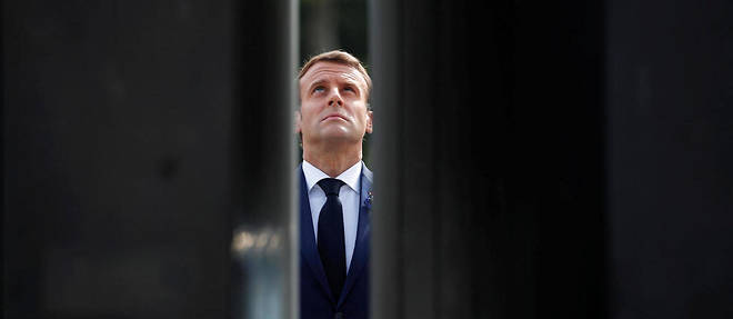 Emmanuel Macron devant la statue du general de Gaulle, le 8 mai dernier. 
