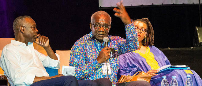 Bonaventure Mve Ondo au milieu d'intellectuels lors de la tenue de la premiere edition des Ateliers de la pensee a Dakar, en 2016. 
