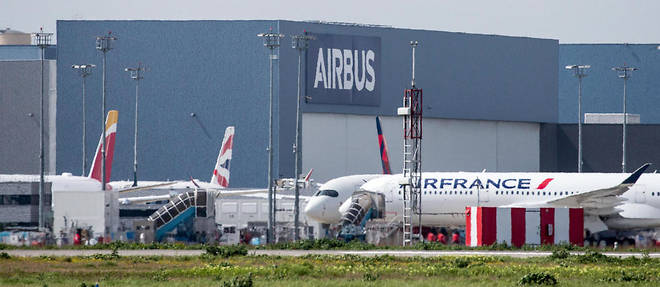 Les installations du constructeur Airbus, visibles depuis le tarmac de l'aeroport Toulouse-Blagnac.
