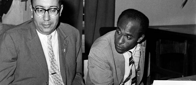 Le psychiatre et ecrivain martiniquais Frantz Fanon (a droite) en compagnie de M'Hamed Yazid, lors de la conference panafricaine au Palais de la culture de Leopoldville, le 27 aout 1960, au Congo ex-belge.
