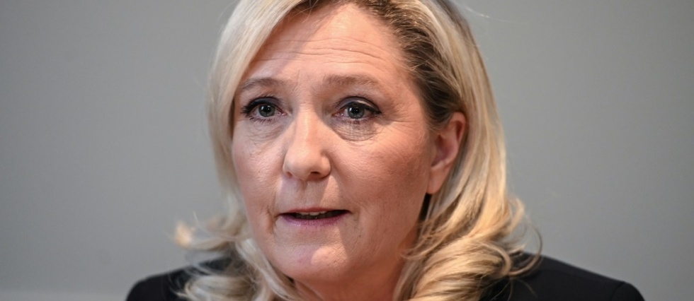 Marine Le Pen assume une "continuite" avec de Gaulle malgre l'Histoire