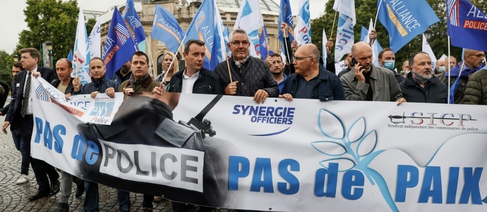 Paris: des syndicats de policiers manifestent et demandent a etre recus par Macron