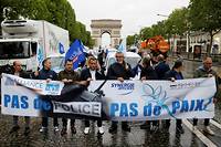 La col&egrave;re des policiers ne faiblit pas, appel &agrave; Macron