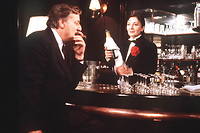 Bruno Cremer en commissaire Maigret.  Un amateur de vin, de champagne et d'alcools en tout genre.
