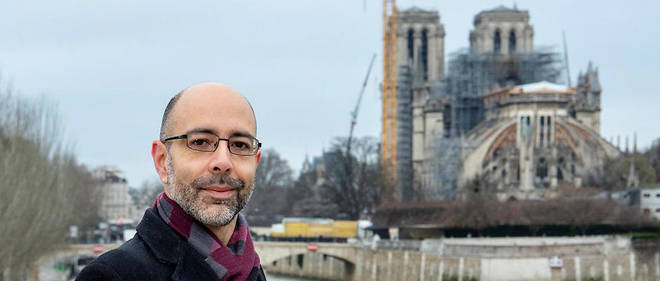 Mathieu Lours devant le chantier de Notre-Dame.
