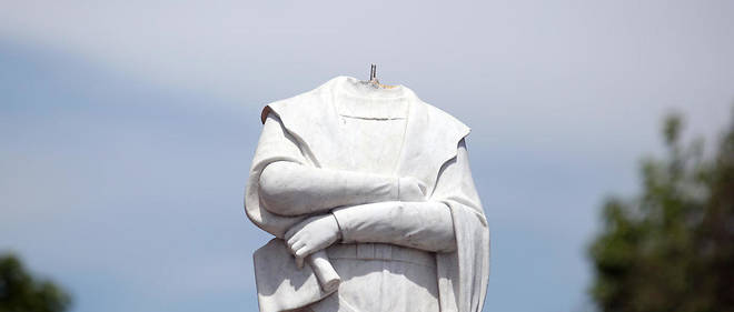 La statue decapitee de Christophe Columb a Boston (Massachusetts), le 10 juin 2020.

