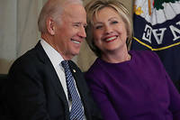 En décembre 2016, Hillary Clinton et Joe Biden échangent un sourire (photo d'illustration).

