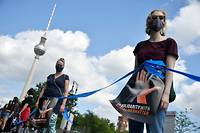 A Berlin, une cha&icirc;ne humaine respectant la distanciation sociale contre le racisme