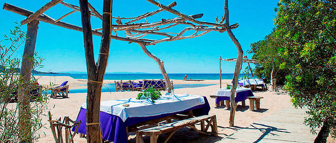 La Table de la plage au domaine de Murtoli a Sartene en Corse
