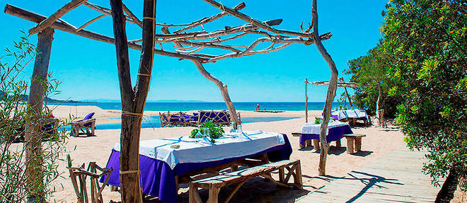 La Table de la plage au domaine de Murtoli a Sartene en Corse
