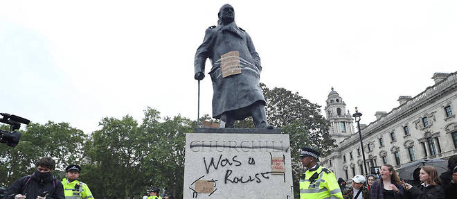 La statue de Winston Churchill tagee devant le Parlement de Londres.
