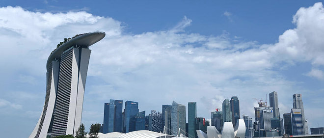 Singapour, plateforme commerciale et financiere pour l'Asie, detient l'un des PIB par habitant les plus eleves du monde (65 977 dollars).

