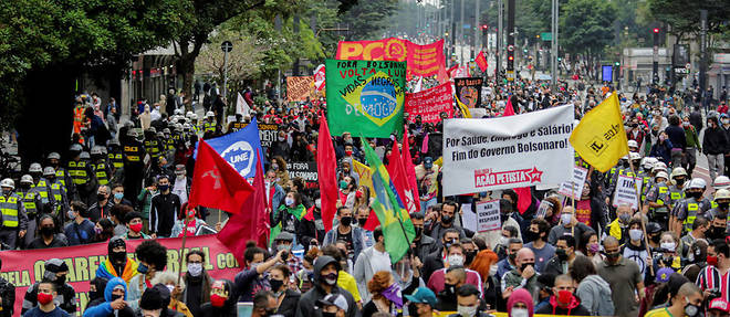 Manifestation anti-Bolsonaro sur l'avenue Paulista a Sao Paulo.  
