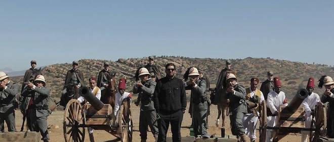 Osama Rezg pose devant des acteurs interpretant les soldats italiens pendant le tournage d'une scene relatant la bataille de Jendouba. 
