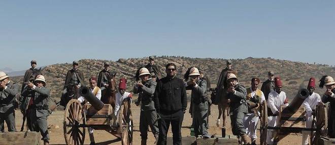 Osama Rezg pose devant des acteurs interpretant les soldats italiens pendant le tournage d'une scene relatant la bataille de Jendouba. 
