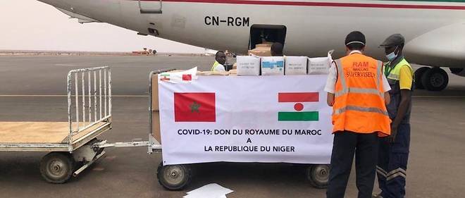 Rabat a commence, samedi 14 juin, l'envoi d'une importante quantite de materiels et d'equipements sanitaires a destination de quinze pays africains pour lutter contre le coronavirus.
