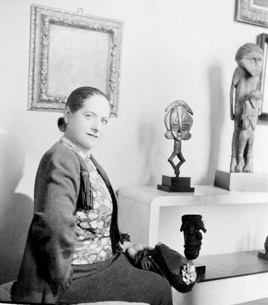 Helena Rubinstein posant devant des objets de sa collection, 216, boulevard Raspail, Paris, vers 1930. ©  © Lipnitzki / Roger-Viollet