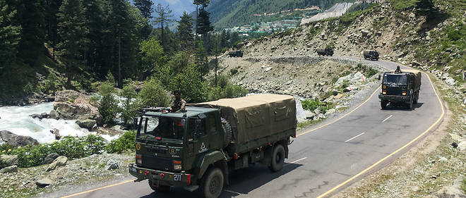 Un convoi de l'armee indienne se dirige le 17 juin vers Leh, localite proche de la Chine, dans le Cachemire sous controle indien.
