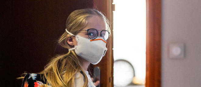 A Perpignan, une jeune fille de CM1 se rendant a l'ecole avec son masque FFP2 et son cartable. (Photo d'illustration)
