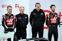 Steiner (centre droit) avec Gene Haas et les pilotes Kevin Magnussen et Romain Grosjean.
