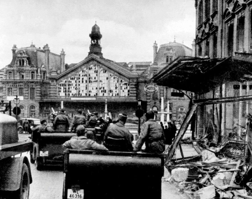 
        Rouleau compresseur.  Soldats allemands a la gare de Lille en 1940. Apres une periode de modernisation durant l'entre-deux-guerres, c'est le retour de la devastation.