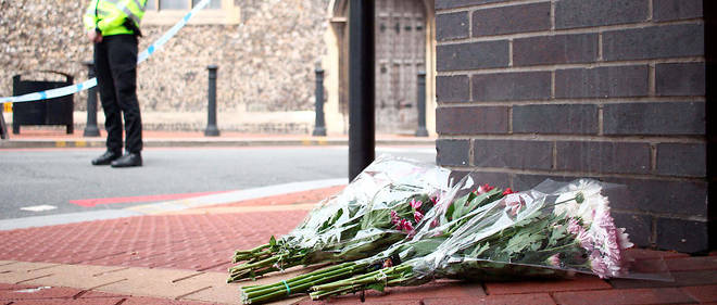 A proximite de l'attaque au couteau, a Reading, des personnes sont venues deposer des fleurs.

