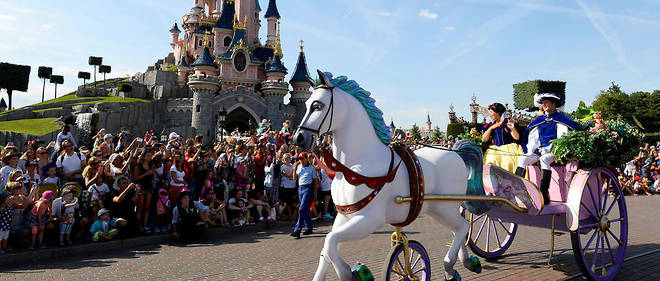 A Disneyland Paris, devant le chateau de la Belle au bois dormant.
