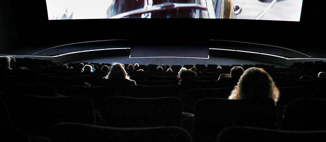 Lundi 22 juin 2020 : spectateurs observant les regles de distanciation sociale, lors d'une seance dans un cinema parisien.
