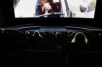 Lundi 22 juin 2020 : spectateurs observant les règles de distanciation sociale, lors d'une séance dans un cinéma parisien.
