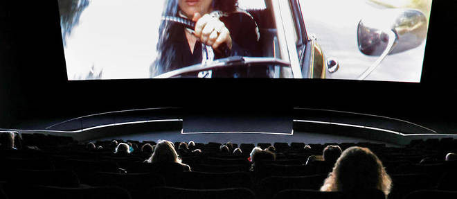 Lundi 22 juin 2020 : spectateurs observant les regles de distanciation sociale, lors d'une seance dans un cinema parisien.
