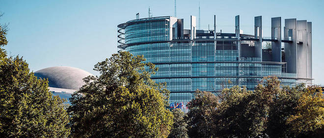 Vue du Parlement Europeen de Strasbourg depuis les rives de l'Aar.
