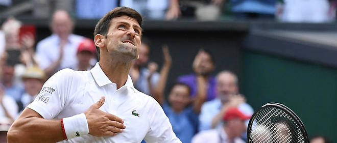Le numero un du tennis mondial, le Serbe Novak Djokovic, apres avoir battu Roger Federer a Wimbledon, en 2019.

