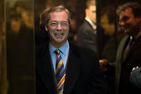 Nigel Farage a b&eacute;n&eacute;fici&eacute; d'un g&eacute;n&eacute;reux passe-droit pour assister au meeting de Donald Trump