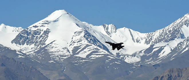 Un avion de chasse indien survole les sommets enneiges du Ladakh le 23 juin 2020.
