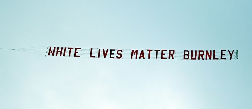 Angleterre: la banderole "White Lives Matter" tres critiquee