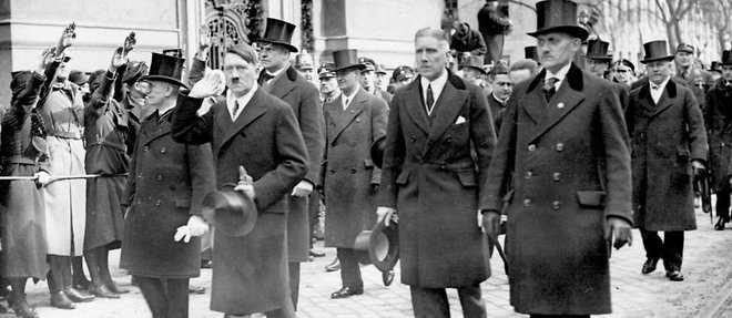 Hitler avec le vice-chancelier von Papen a l'inauguration du Reichstag, a Potsdam, le 21 mars 1933. Selon les trois chercheurs, le systeme associatif a nettement favorise l'ascension du chancelier.

