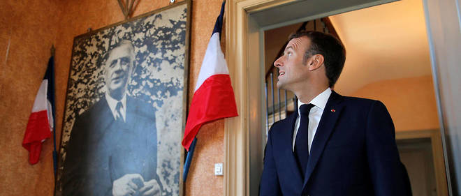 Emmanuel Macron devant un portrait du general de Gaulle
