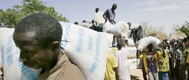 Aide alimentaire dans un village du Niger, en 2005.
