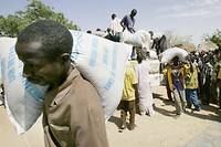 Aide alimentaire dans un village du Niger, en 2005.
