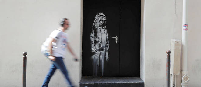 << Nous avons recupere la porte volee au Bataclan avec une oeuvre de Banksy representant la jeune fille triste >>, a indique a l'Agence France-Presse un officier superieur des carabiniers a Teramo.
