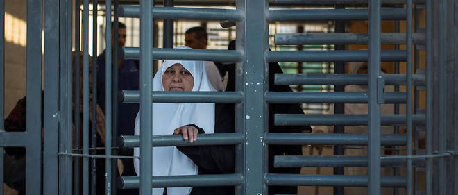 Une Palestinienne traverse le point de passage de Qalandia permettant aux Palestiniens de se rendre de la Cisjordanie a Jerusalem, a condition d'avoir un permis adequat. 
