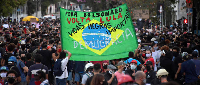 Manifestation hostile au president bresilien Jair Bolsonaro dans les rues de Sao Paolo en juin 2020.
