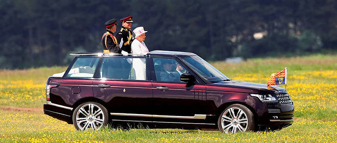 Elisabeth II dans son Range Rover Hybrid Landaulet, decouvrable a l'arriere afin qu'elle puisse saluer ses sujets.