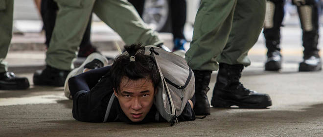 La police arrete un manifestant dans les rues de Hongkong le 1er juillet 2020.
