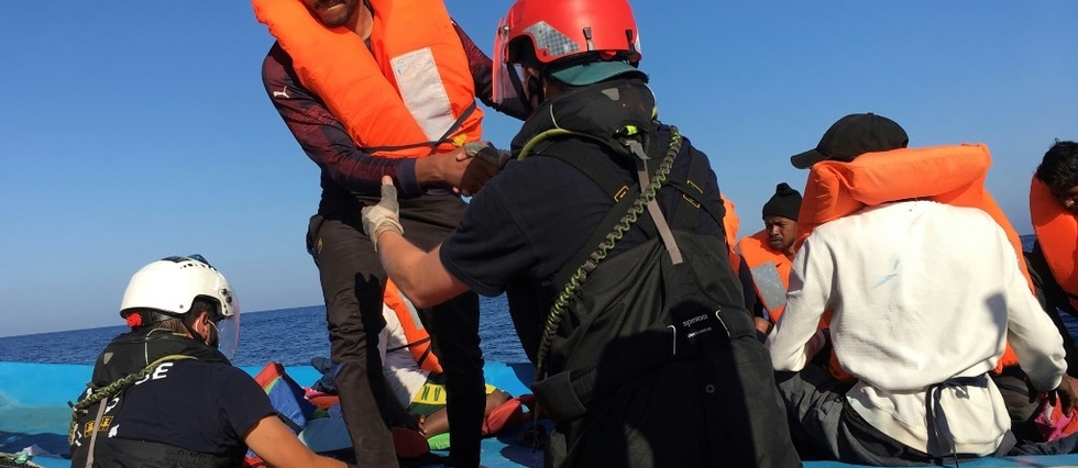 Des geoles libyennes aux portes de l'Europe, improbables retrouvailles sur l'Ocean Viking